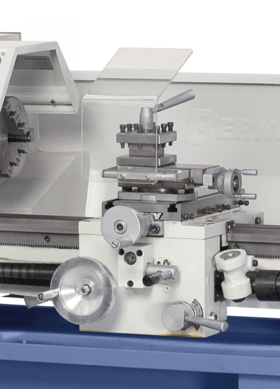 Ergonomisch  angebrachte Schalthebel zur Einstellung des Längs- und Quervorschubes.