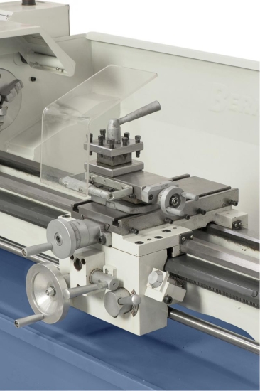 Für die Längs- und Querbewegung des Schlittens bzw. dem Obersupport stehen 6 frei wählbare Vorschübe zur Verfügung.