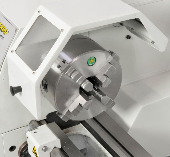 Zentrisch spannendes 4-Backenfutter 160 mm, optimal für Vierkant-Werkstücke (Option).