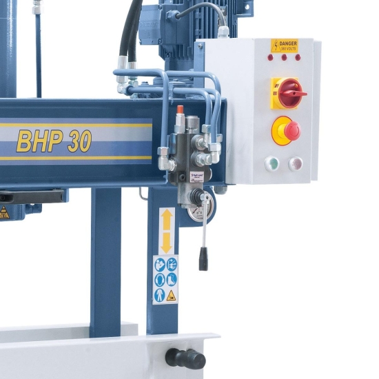 Ein feinfühliges Zustellen und Stoppen des Kolbens wird mittels Spezialhebel gewährleistet.