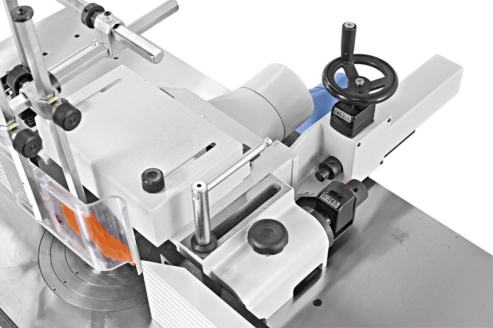 Die Feineinstellung des Anschlages erfolgt über ein Handrad. Die Ablesung erfolgt mittels digitaler Anzeige auf 1/10 genau.