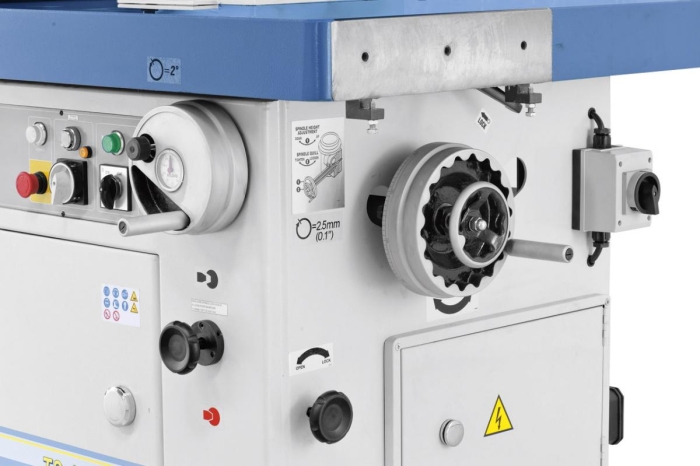 Präzise einstellbare Frässpindel durch großdimensionierte Handräder.