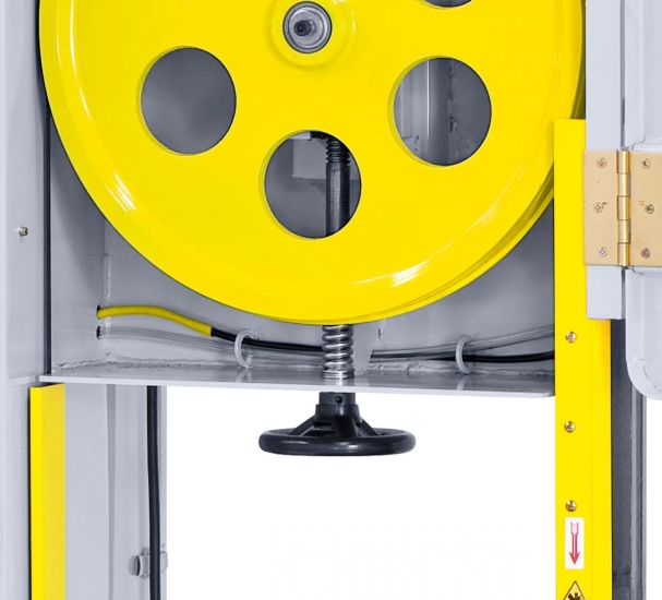 Die Einstellung der Blattspannung erfolgt mittels Handrad.