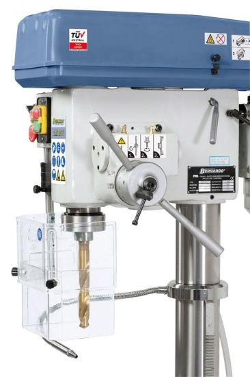 Serienmäßig mit automatischen Pinolenvorschub.