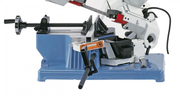 Inklusive Schnellspannschraubstock und Späneauffangbehälter.