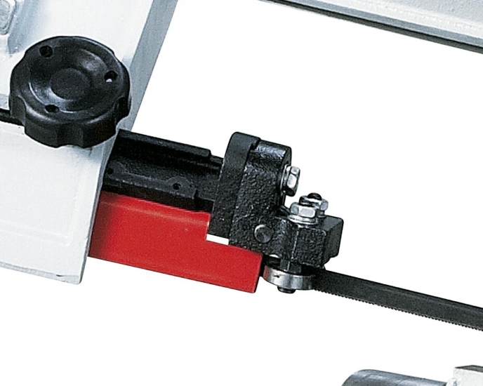 Kugelgelagerte Sägebandführung, einstellbar auf die jeweilige Werkstückbreite.