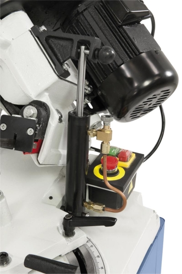 Für feinfühliges Absenken des Sägebügels serienmäßig mit Hydraulikzylinder ausgerüstet.