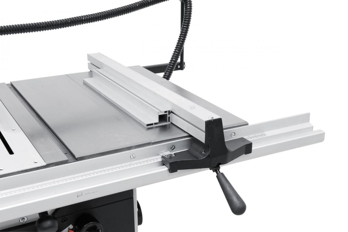 Inklusive leicht verschiebbarer Längsanschlag mit Schnellklemmsystem und Tischverbreiterung für Schnittbreiten bis 730 mm