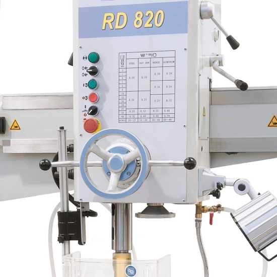 Alle Schalt- und Kontrollelemente sind übersichtlich am Spindelstock angebracht