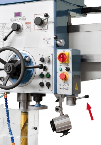 Drehrichtungsänderung bzw. Ein- und Auskuppeln der Spindel erfolgt mittels Pilotschalter an der Unterseite des Bohrkopfes