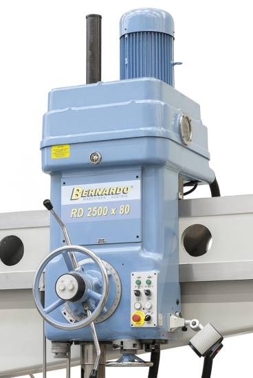 Übersichtlich angebrachte Bedienelemente, die Klemmung des Bohrkopfes erfolgt direkt am Handrad.