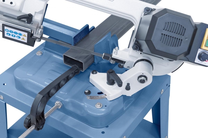 Schwenkbarer Sägebügel zum Gehrungsschneiden bis 60°. 