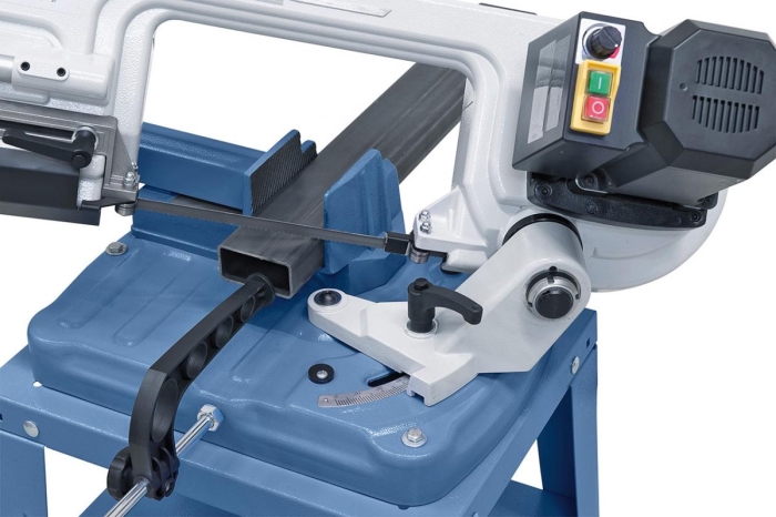 Schwenkbarer Sägebügel zum Gehrungsschneiden bis 60°. 