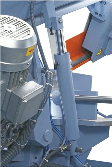 Stabiler Hydraulikzylinder zum feinfühligem Absenken des Sägebügels. 