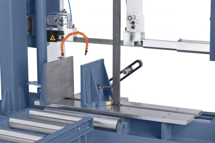Massiver Schraubstock aus Grauguss für ein sicheres Fixieren des Werkstückes. Für Gehrungsschnitte kann der Schraubstock von 90° bis 45° geschwenkt werden