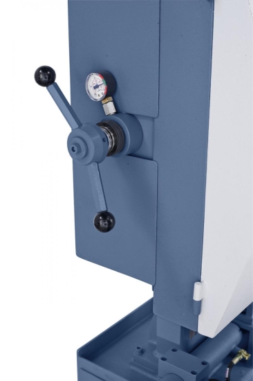 Mittels Manometer kann die Bandspannung optimal einstellt werden, wodurch die Lebensdauer der Sägebänder erhöht wird