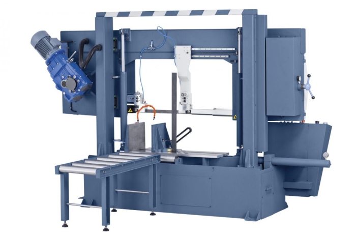 Zum Auflegen von langen Werkstücken ist eine Zufuhrrollenbahn im Lieferumfang enthalten.