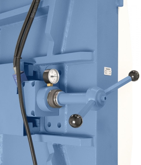 Mittels Manometer kann die Bandspannung optimal einstellt werden, wodurch die Lebensdauer der Sägebändes erhöht wird.