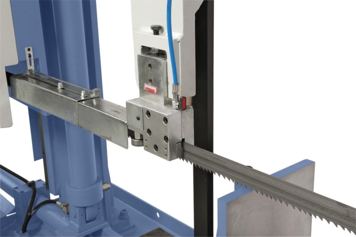 Die verschiebbare Sägebandführung kann optimal an die Werkstückbreite angepasst werden. 