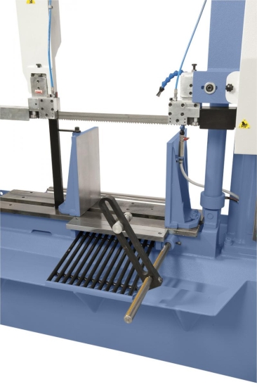 Massiver Schraubstock aus Grauguss für ein sicheres Fixieren des Werkstückes. Für Gehrungsschnitte kann der Schraubstock von 90° bis 45° geschwenkt werden. 