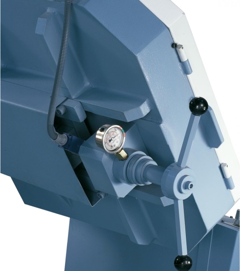 Mittels Manometer kann die Bandspannung optimal eingestellt werden, wodurch die Lebensdauer der Sägebänder erhöht wird.