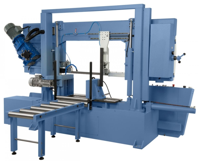 Zum Auflegen von langen Werkstücken ist eine Zufuhrrollenbahn im Lieferumfang enthalten.
