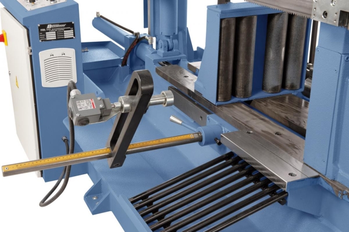 Manuelle Voreinstellung der Materiallänge mittels Mikroschalter, Eingabe und Kontrolle der Stückanzahl am Bedienpult