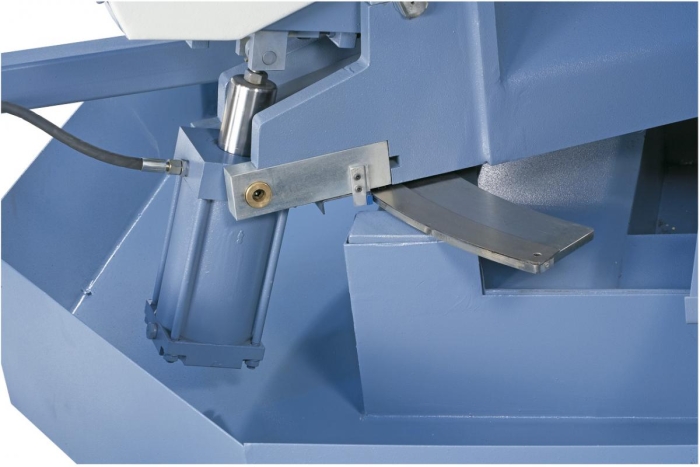 Der Hydraulikzylinder klemmt den Sägebügel auf den eingestellten Schnittwinkel. 
