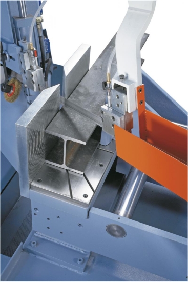 Sägebandführung mit Schnellverstellung zum Anpassen an die Werkstückbreite garantiert ein optimales Schnittergebnis. 