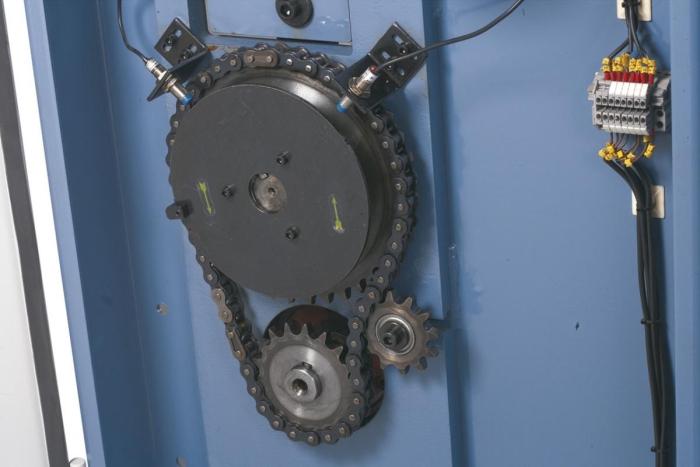 Der robuste Kettenantrieb sorgt für ein exaktes Verfahren der Oberwange und Klemmen des Werkstückes.