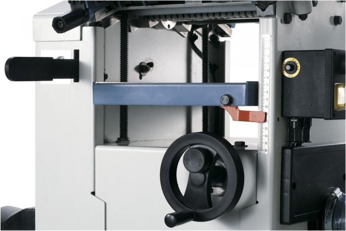 Dickentisch mit präziser 4-fach-Führung, die eingestellte Hobelhöhe wird mittels Skala abgelesen.