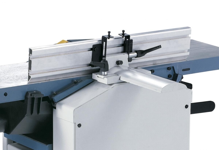 Schwenkbarer Abrichtanschlag mit stabiler Prismenführung.