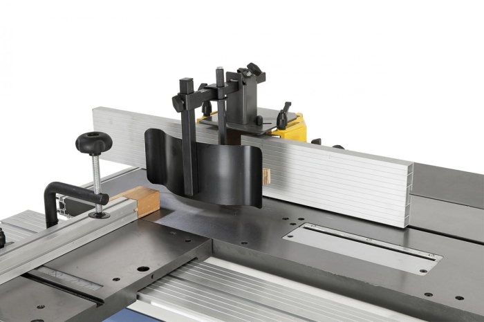 Die Anschläge der Fräserschutzhaube können schnell und einfach auf das jeweilige Fräswerkzeug eingestellt werden. Die serienmäßige Schutzvorrichtung verhindert ein Rückschlagen des Werkstückes.