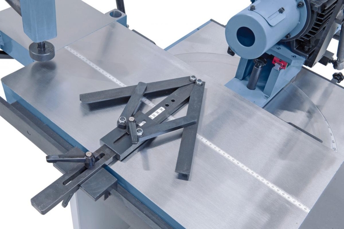 Inklusive stufenlos einstellbarem Doppel-Gehrungsanschlag von 30° bis 90°