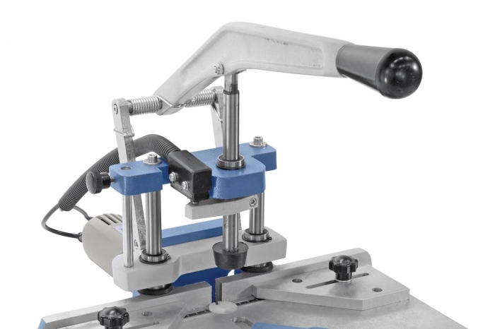 Funktionsweise: Beim Herunterdrücken des Hebels wird das Werkstück geklemmt und dann verfährt der Fräser bis zur voreingestellten Frästiefe. Beim Hochheben des Hebels in die Ausgangsposition wird das gefräste Werkstück f
