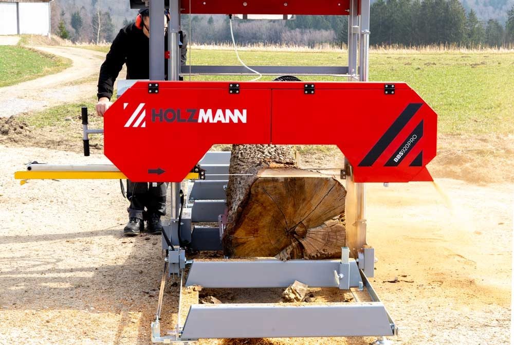 HOLZMANN BBS920PRO Blochbands&auml;ge im Einsatz beim Aufschneiden eines Baumstamms